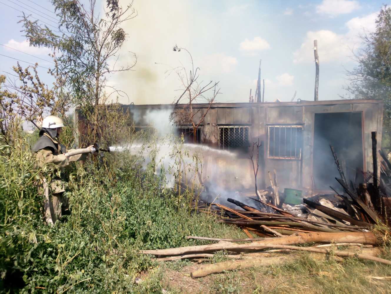 Олешківські вогнеборці ліквідували пожежу у приватному домоволодінні